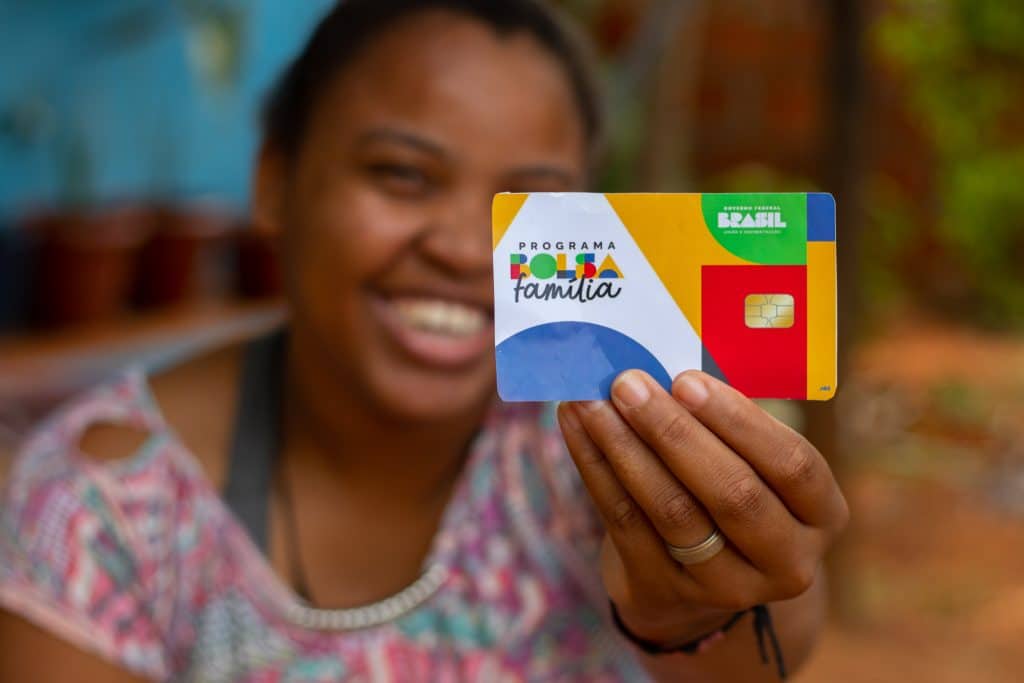 mulher com cartão bolsa família